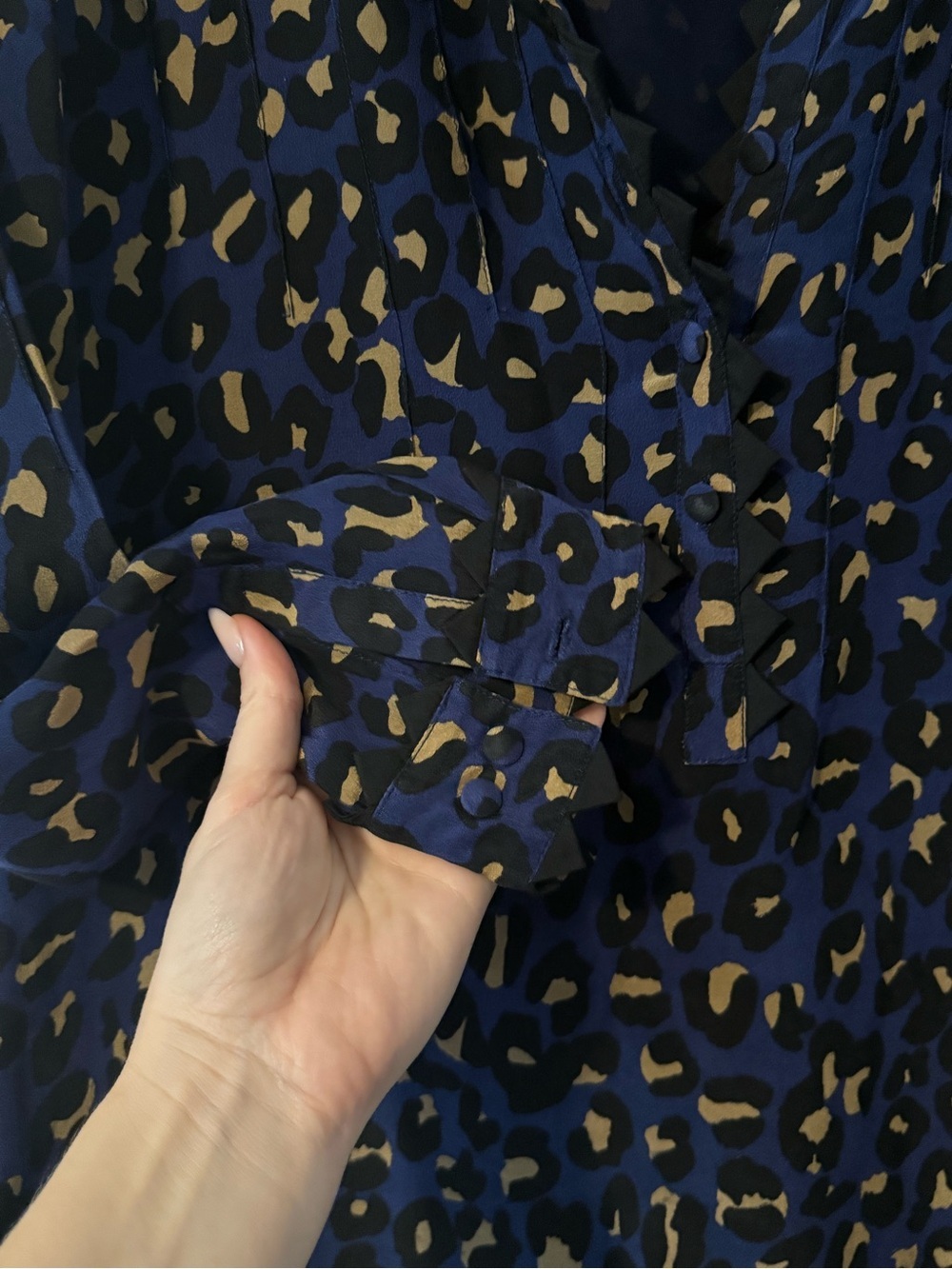 Rungolee Navy Blue Leopard Print V-Neck Blouse. size XS - Picture 4 of 6
